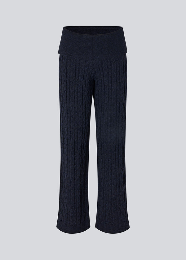 Blue cable-knit pants. The Josefinemd knit pants are soft, relaxed trousers with wide legs. Perfect for cozy days at home or long flights – a comfortable fit with a luxurious look.
Josefine Vogt (165 cm) and the model (177 cm) are both wearing size Small.
