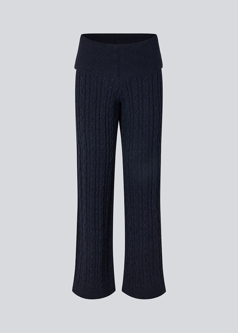 Blue cable-knit pants. The Josefinemd knit pants are soft, relaxed trousers with wide legs. Perfect for cozy days at home or long flights – a comfortable fit with a luxurious look.
Josefine Vogt (165 cm) and the model (177 cm) are both wearing size Small.