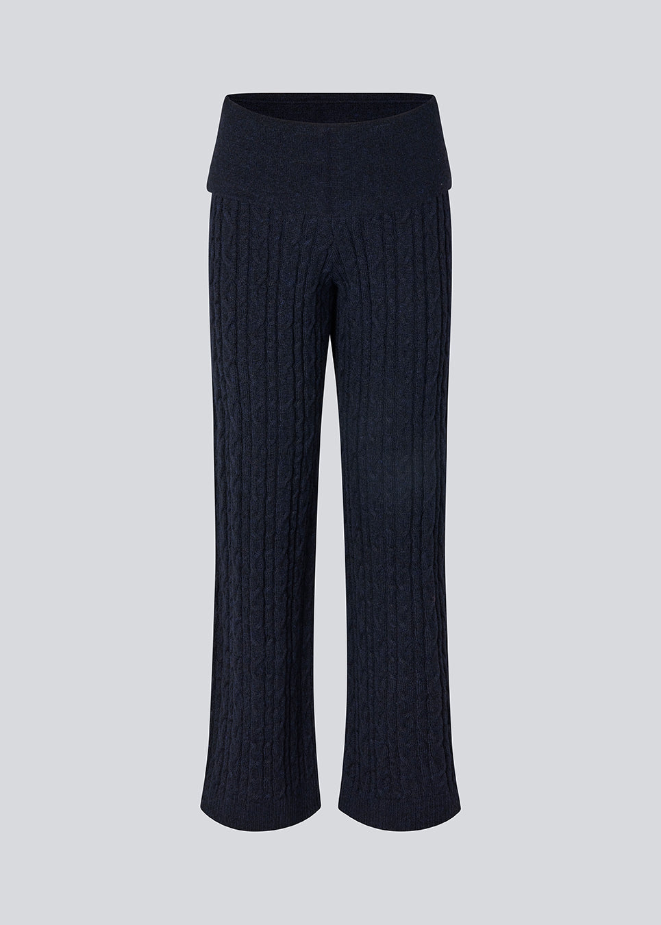 Blue cable-knit pants. The Josefinemd knit pants are soft, relaxed trousers with wide legs. Perfect for cozy days at home or long flights – a comfortable fit with a luxurious look.
Josefine Vogt (165 cm) and the model (177 cm) are both wearing size Small.