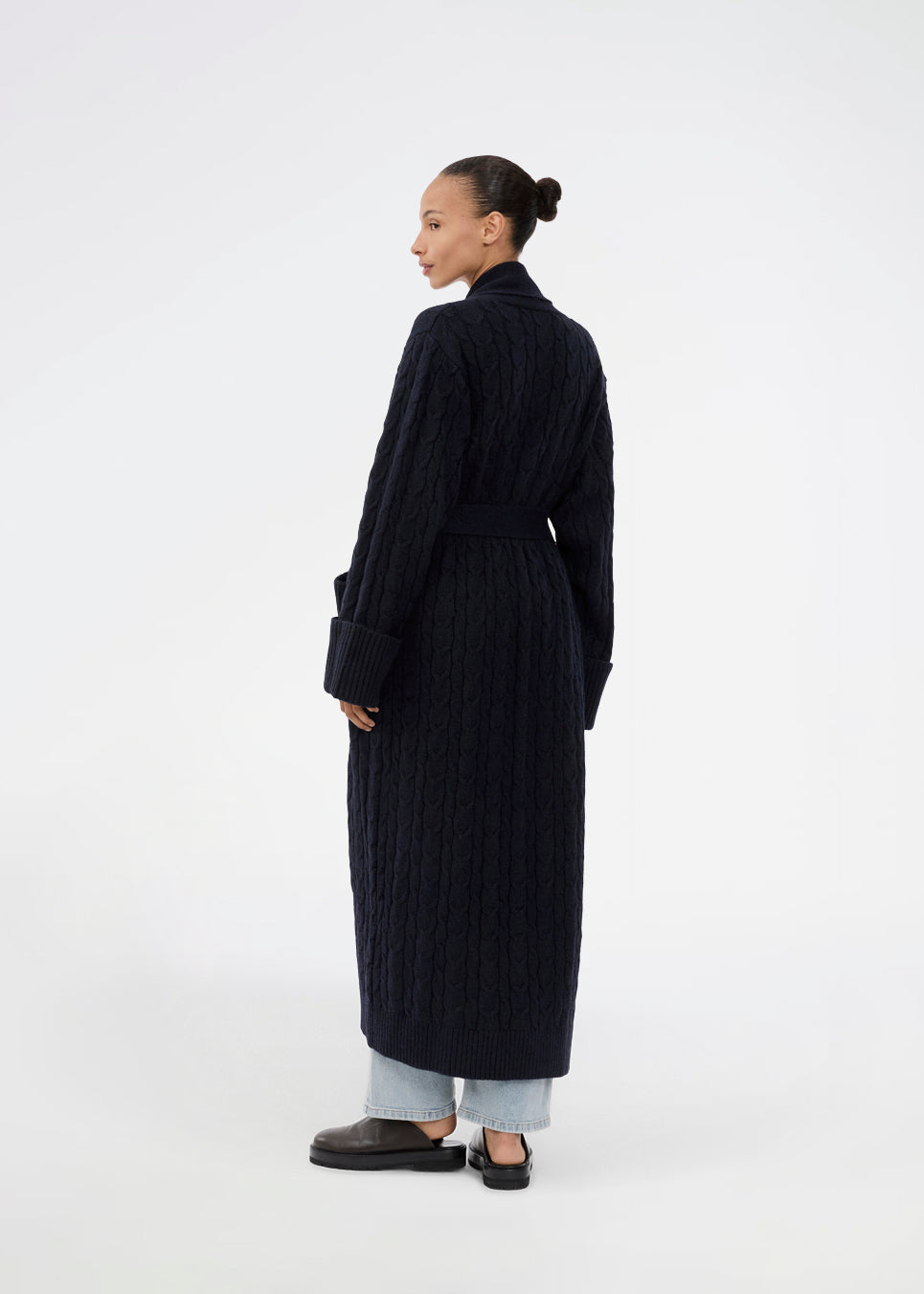 Blue cable-knit long cardigan. The Josefinemd robe is a long cardigan featuring pockets and a tie belt. Perfect for cozy mornings and chilly winter days.&nbsp;Josefine Vogt (165 cm) and the model (177 cm) are both wearing size Small.