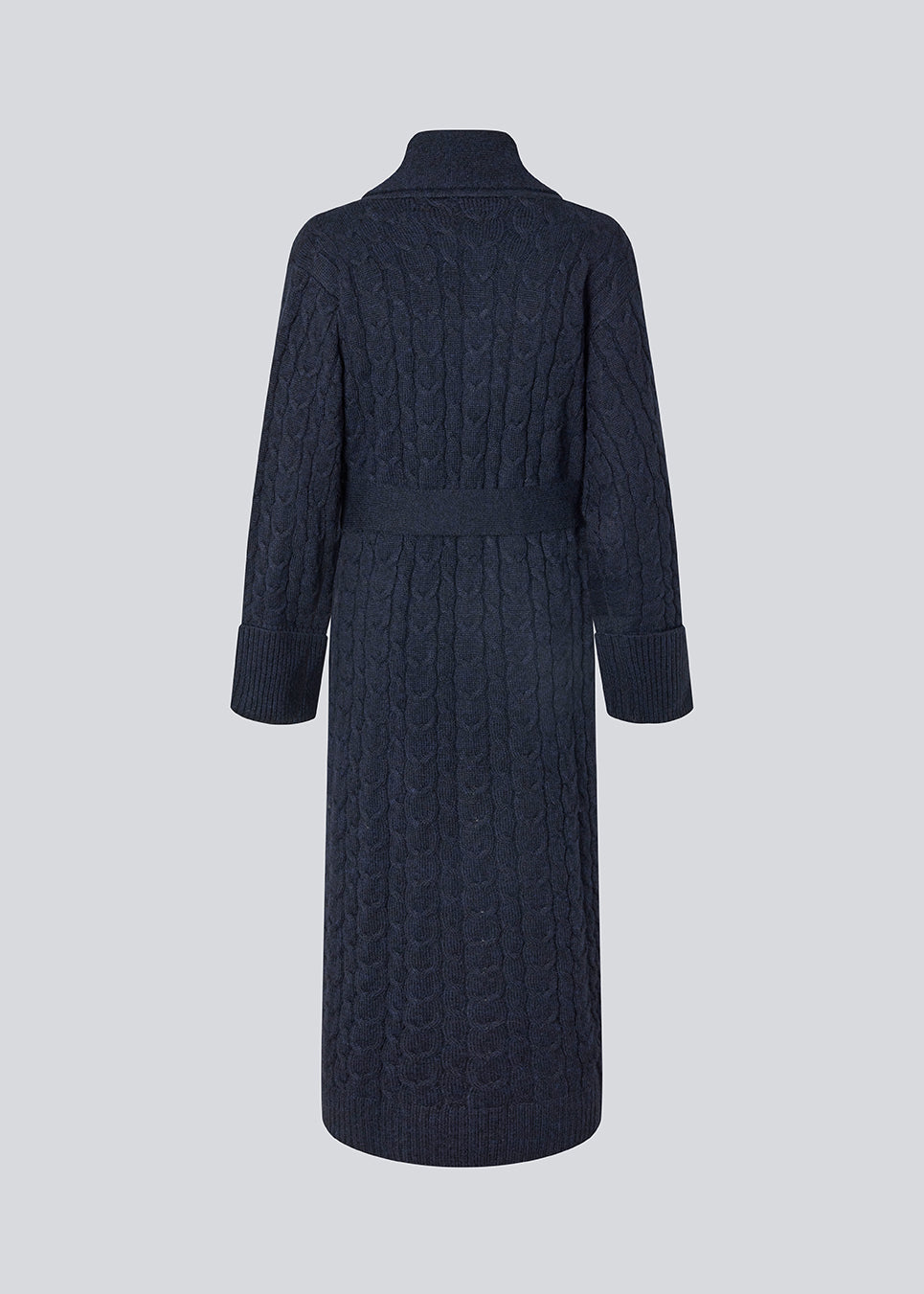 Blue cable-knit long cardigan. The Josefinemd robe is a long cardigan featuring pockets and a tie belt. Perfect for cozy mornings and chilly winter days.&nbsp;Josefine Vogt (165 cm) and the model (177 cm) are both wearing size Small.