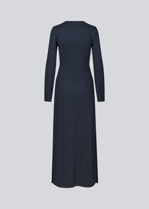 Fitted ankle-length dress with long sleeves in a soft jersey material. JosefineMD long dress has a deep neckline in front with ring detail. The skirt has slits on both sides. The model is 165 cm and wears a size S/36.'