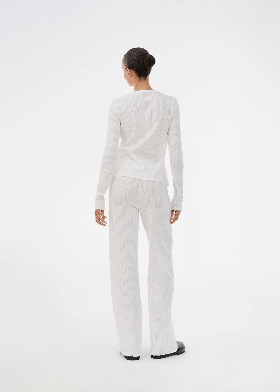 White fitted long-sleeve pointelle t-shirt. Josefinemd LS t-shirt is crafted in pointelle cotton with lace trim. The feminine cut and subtle openwork pattern give this classic style an elegant touch. Josefine Vogt (165 cm) and the model (177 cm) are both wearing size Small.