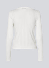 White fitted long-sleeve pointelle t-shirt. Josefinemd LS t-shirt is crafted in pointelle cotton with lace trim. The feminine cut and subtle openwork pattern give this classic style an elegant touch. Josefine Vogt (165 cm) and the model (177 cm) are both wearing size Small.