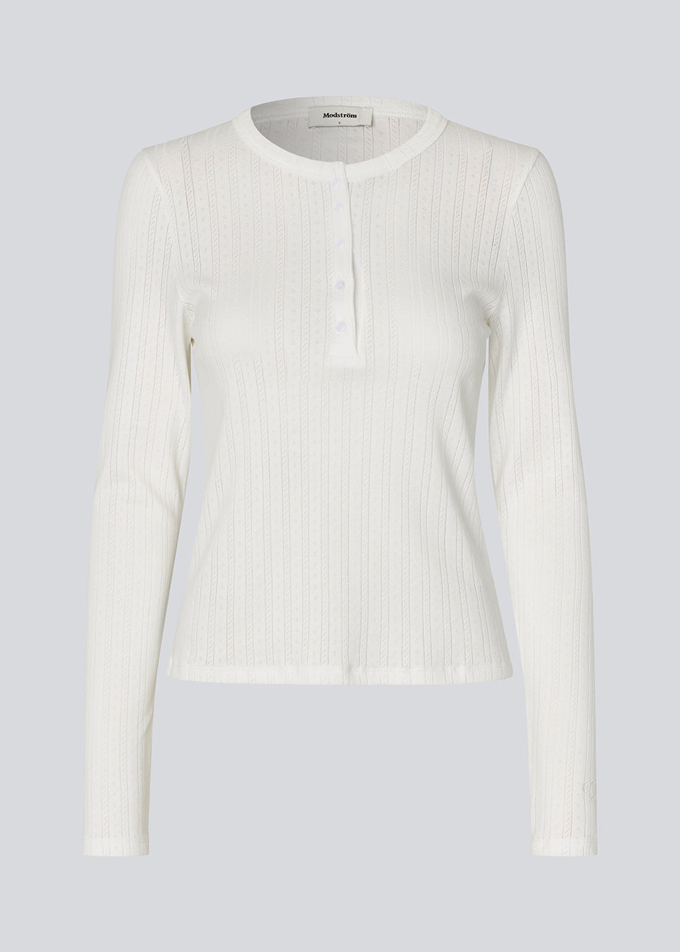 White fitted long-sleeve pointelle t-shirt. Josefinemd LS t-shirt is crafted in pointelle cotton with lace trim. The feminine cut and subtle openwork pattern give this classic style an elegant touch. Josefine Vogt (165 cm) and the model (177 cm) are both wearing size Small.