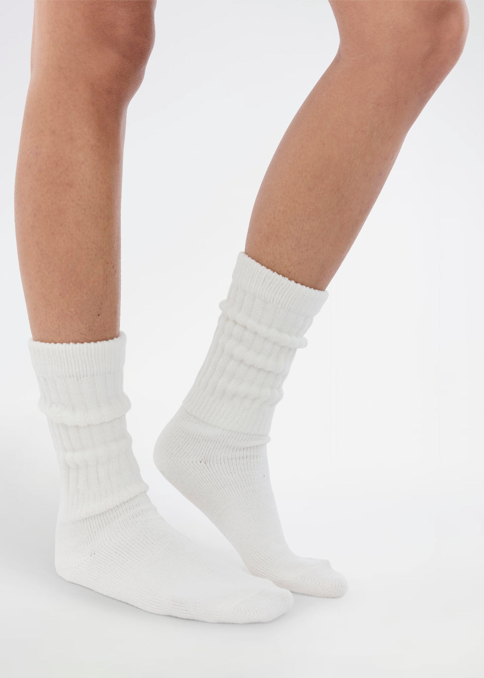 Modström x Josefine Vogt – White knitted Socks. Josefinemd socks are long, soft, and feature a subtle embroidered heart. Perfect for cozy moments at home or on the go.&nbsp;