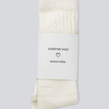 Modström x Josefine Vogt – White knitted Socks. Josefinemd socks are long, soft, and feature a subtle embroidered heart. Perfect for cozy moments at home or on the go.&nbsp;
