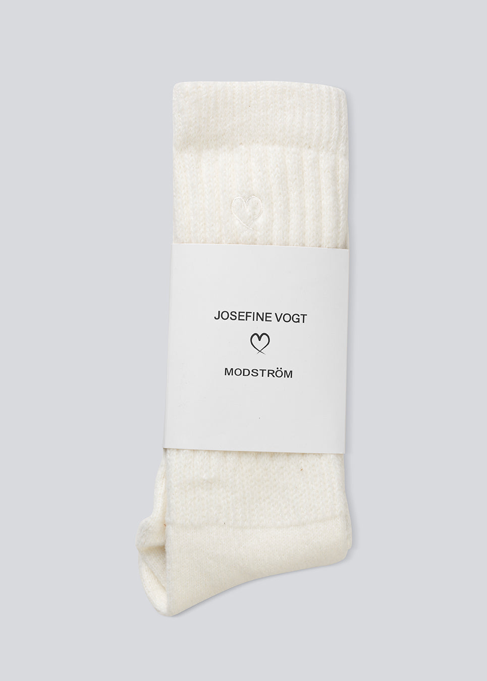 Modström x Josefine Vogt – White knitted Socks. Josefinemd socks are long, soft, and feature a subtle embroidered heart. Perfect for cozy moments at home or on the go.&nbsp;