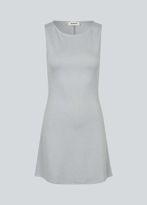 Our popular and bestselling dress JosefineMD tank flare dress, is now in a new seasonal color: Harbor Mist a beautiful light grey. Fitted mini dress in an A-line shape with a round neck and no sleeves. JosefineMD tank flare dress is made from a stretchy material. The model is 165 cm and wears a size S/36.