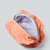 Peach colored toiletry bag with a sewn-on logo. Josefinemd toiletry bag is minimalist and made from organic cotton with a light blue lining and zip closure. Practical and elegant – a must-have for travel or the bathroom.
