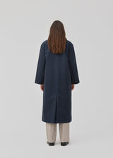 Long maxi jacket in navy blue in cotton with quilted lining. JovieMD jacket has an embroidered logo on the sleeve, a slit in the back and a hidden zipper and button closure.