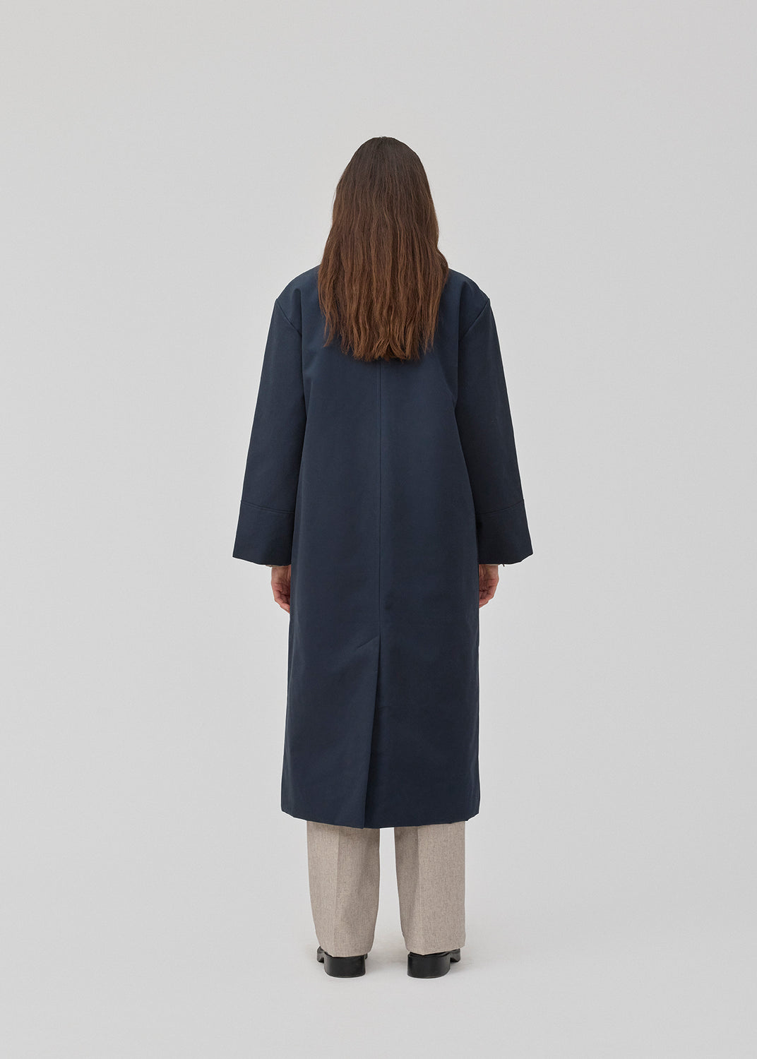 Long maxi jacket in navy blue in cotton with quilted lining. JovieMD jacket has an embroidered logo on the sleeve, a slit in the back and a hidden zipper and button closure.