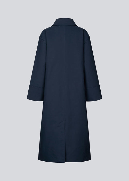 Long maxi jacket in navy blue in cotton with quilted lining. JovieMD jacket has an embroidered logo on the sleeve, a slit in the back and a hidden zipper and button closure.