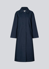 Long maxi jacket in navy blue in cotton with quilted lining. JovieMD jacket has an embroidered logo on the sleeve, a slit in the back and a hidden zipper and button closure.