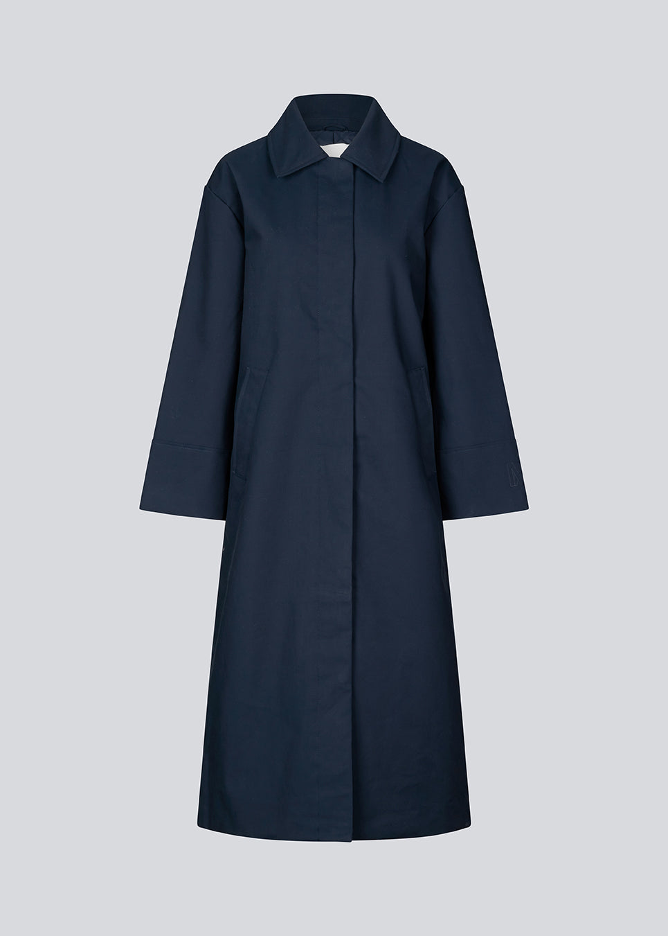 Long maxi jacket in navy blue in cotton with quilted lining. JovieMD jacket has an embroidered logo on the sleeve, a slit in the back and a hidden zipper and button closure.