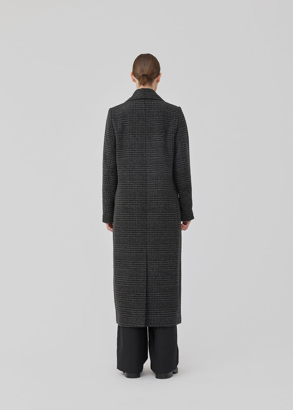 Classic, double-breasted wool coat in a grey color with collar and notch lapels. JuniperMD check coat has a relaxed fit, lining and a slit in the back.