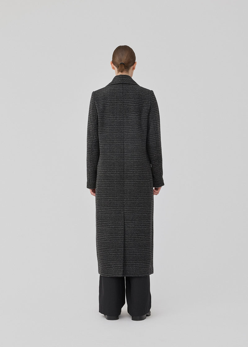 Classic, double-breasted wool coat in a grey color with collar and notch lapels. JuniperMD check coat has a relaxed fit, lining and a slit in the back.