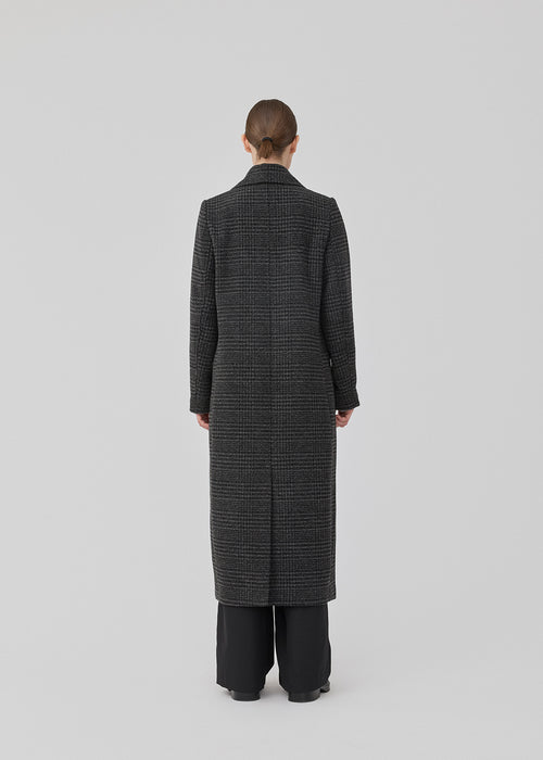 Classic, double-breasted wool coat in a grey color with collar and notch lapels. JuniperMD check coat has a relaxed fit, lining and a slit in the back.