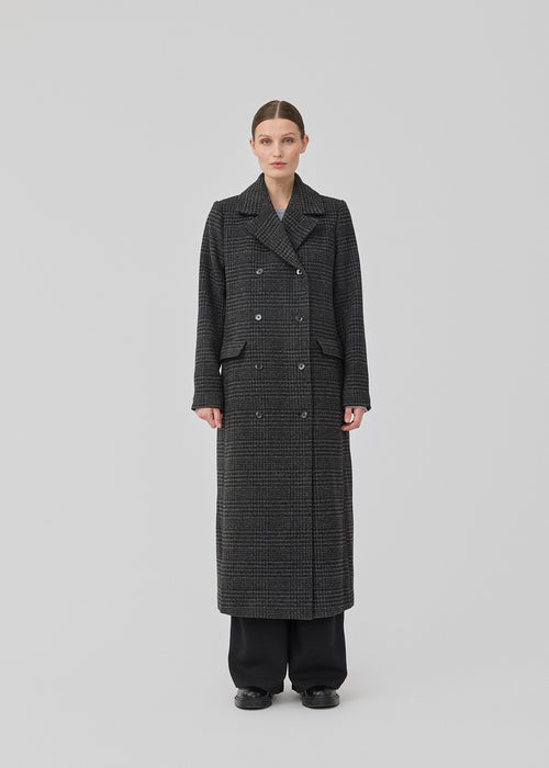 Classic, double-breasted wool coat in a grey color with collar and notch lapels. JuniperMD check coat has a relaxed fit, lining and a slit in the back.