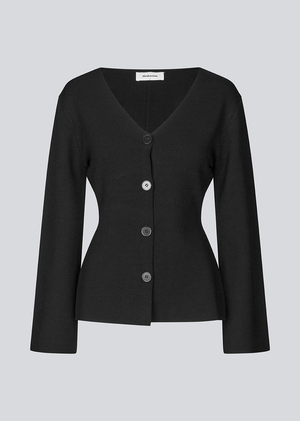 Flat knitted cardigan with a V-neck in black. KaitoMD cardigan is fitted and has long wide sleeves with a folded detail.