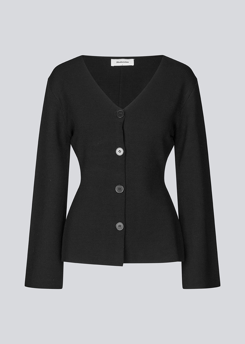 Flat knitted cardigan with a V-neck in black. KaitoMD cardigan is fitted and has long wide sleeves with a folded detail.