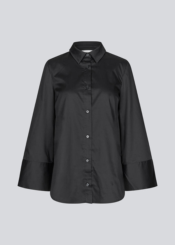 Oversize shirt with loose wide sleeves. KalleMD shirt has a shirt collar and a cuff with button closure.