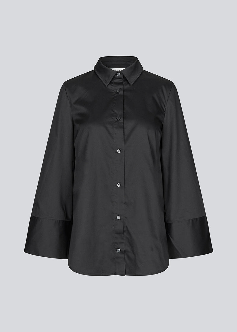 Oversize shirt with loose wide sleeves. KalleMD shirt has a shirt collar and a cuff with button closure.