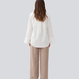 Oversize shirt in white with loose wide sleeves. KalleMD shirt has a shirt collar and a cuff with button closure.
