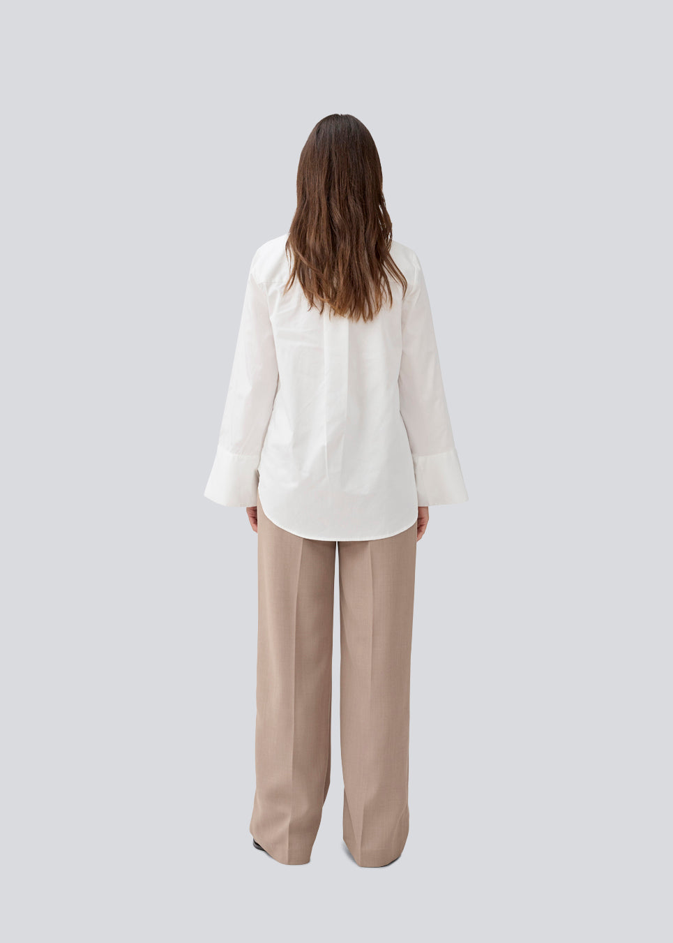 Oversize shirt in white with loose wide sleeves. KalleMD shirt has a shirt collar and a cuff with button closure.