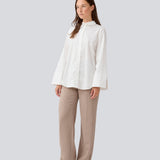 Oversize shirt in white with loose wide sleeves. KalleMD shirt has a shirt collar and a cuff with button closure.