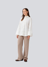 Oversize shirt in white with loose wide sleeves. KalleMD shirt has a shirt collar and a cuff with button closure.