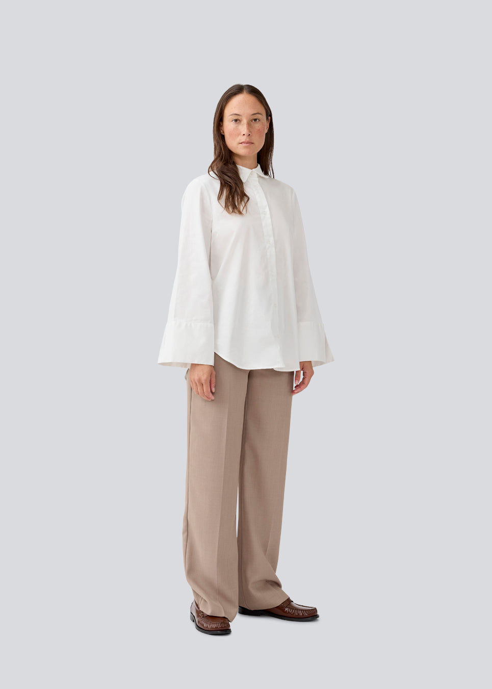 Oversize shirt in white with loose wide sleeves. KalleMD shirt has a shirt collar and a cuff with button closure.