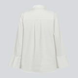 Oversize shirt in white with loose wide sleeves. KalleMD shirt has a shirt collar and a cuff with button closure.