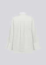 Oversize shirt in white with loose wide sleeves. KalleMD shirt has a shirt collar and a cuff with button closure.