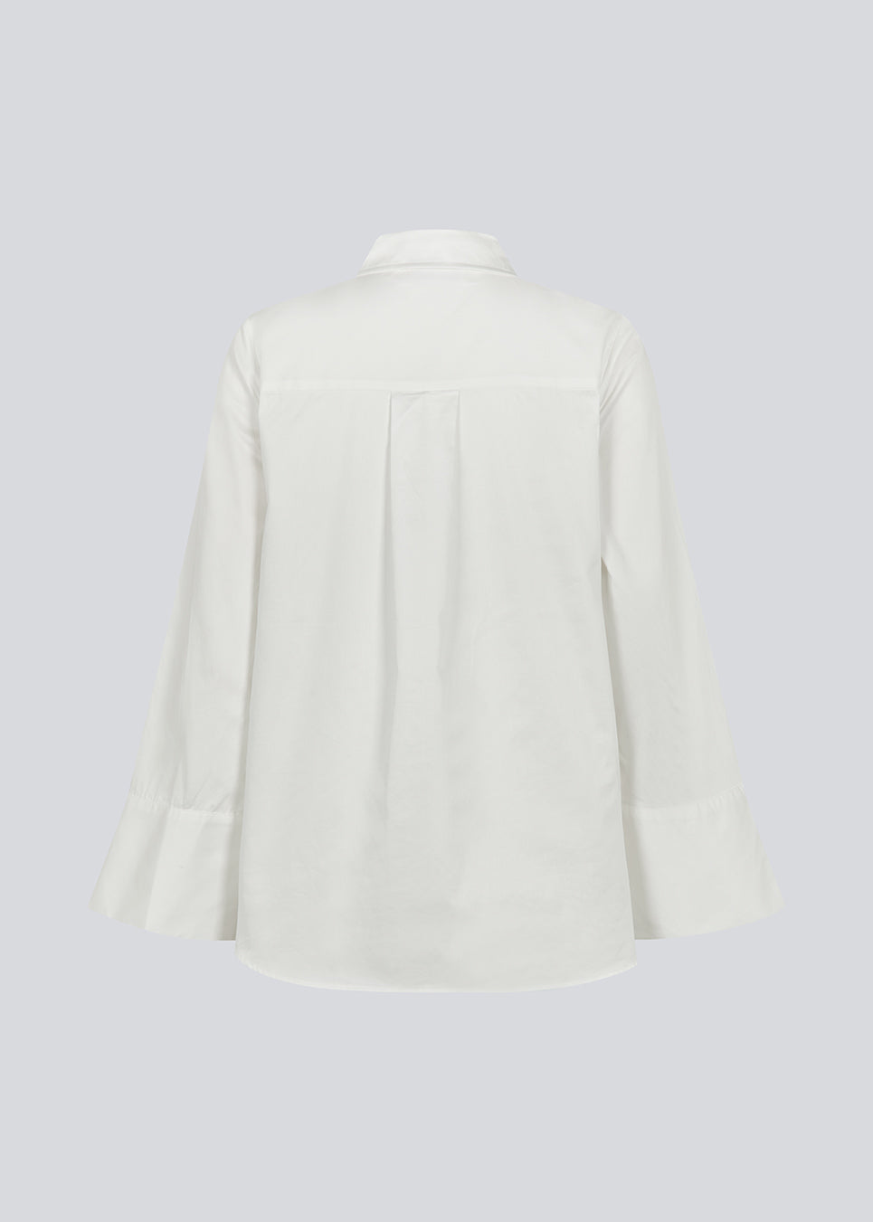 Oversize shirt in white with loose wide sleeves. KalleMD shirt has a shirt collar and a cuff with button closure.