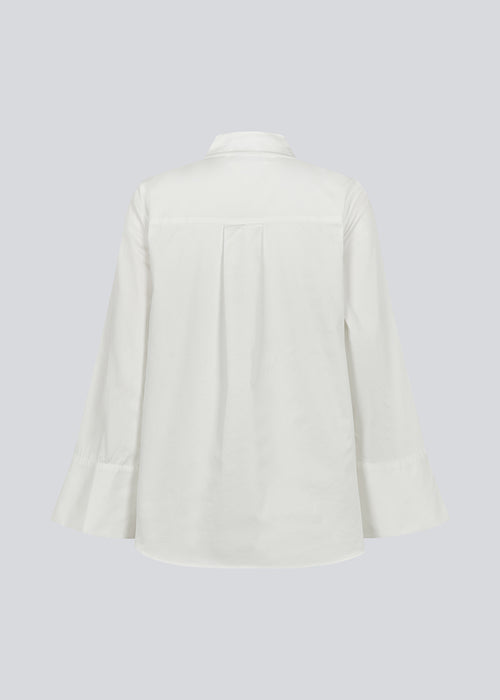 Oversize shirt in white with loose wide sleeves. KalleMD shirt has a shirt collar and a cuff with button closure.