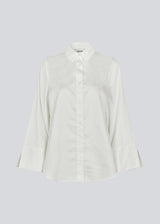 Oversize shirt in white with loose wide sleeves. KalleMD shirt has a shirt collar and a cuff with button closure.