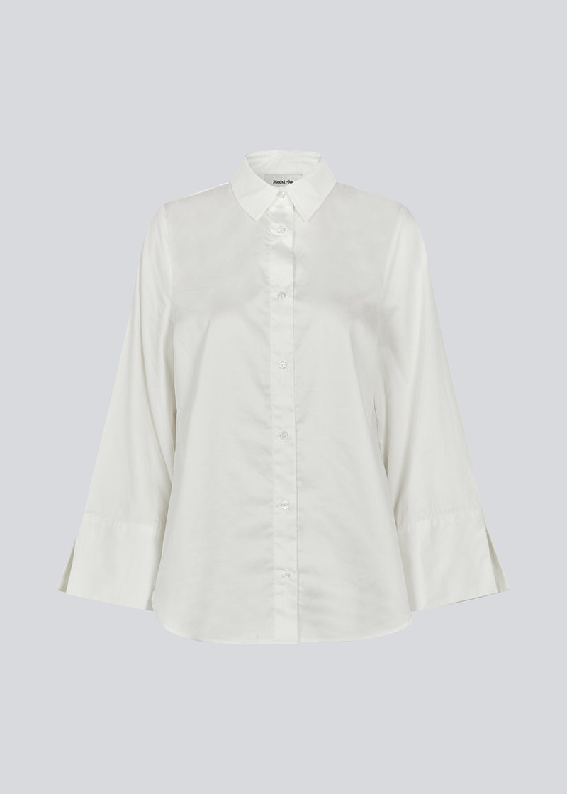 Oversize shirt in white with loose wide sleeves. KalleMD shirt has a shirt collar and a cuff with button closure.