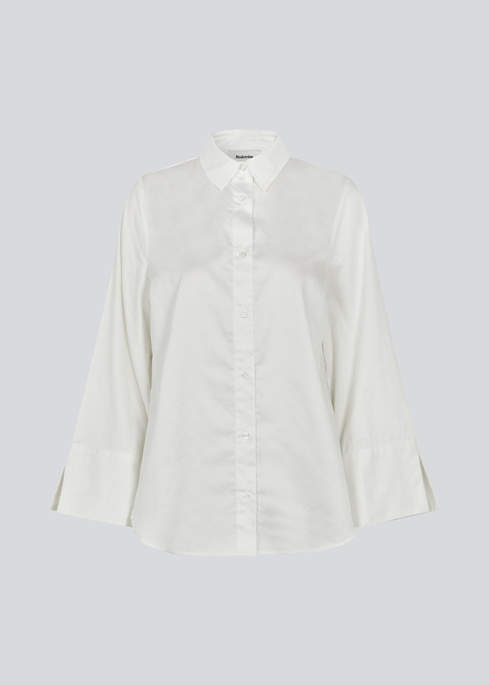 Oversize shirt in white with loose wide sleeves. KalleMD shirt has a shirt collar and a cuff with button closure.