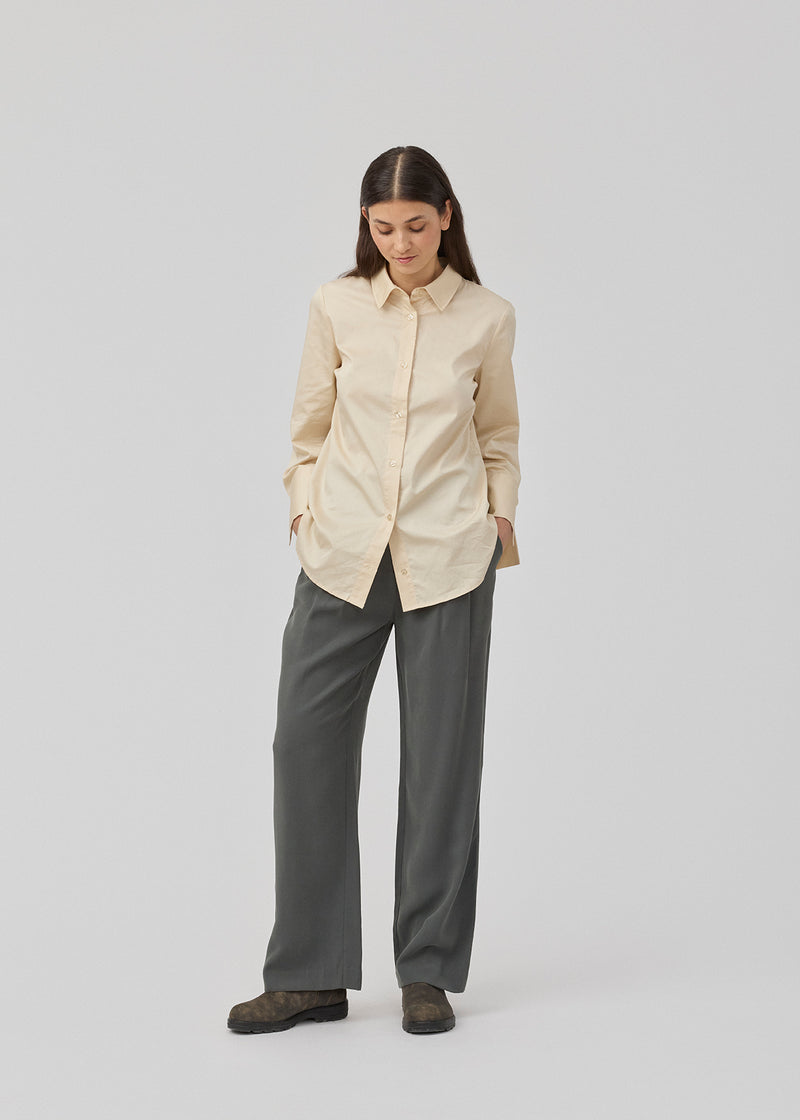 Oversize shirt with loose wide sleeves. KalleMD shirt has a shirt collar and a cuff with button closure.