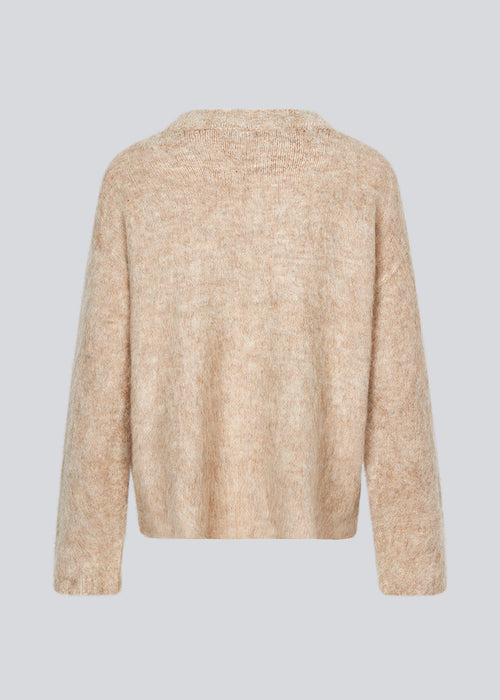 Soft knit in beige with a V-neck. KaneMD v-neck has a loose fit and dropped shoulders.