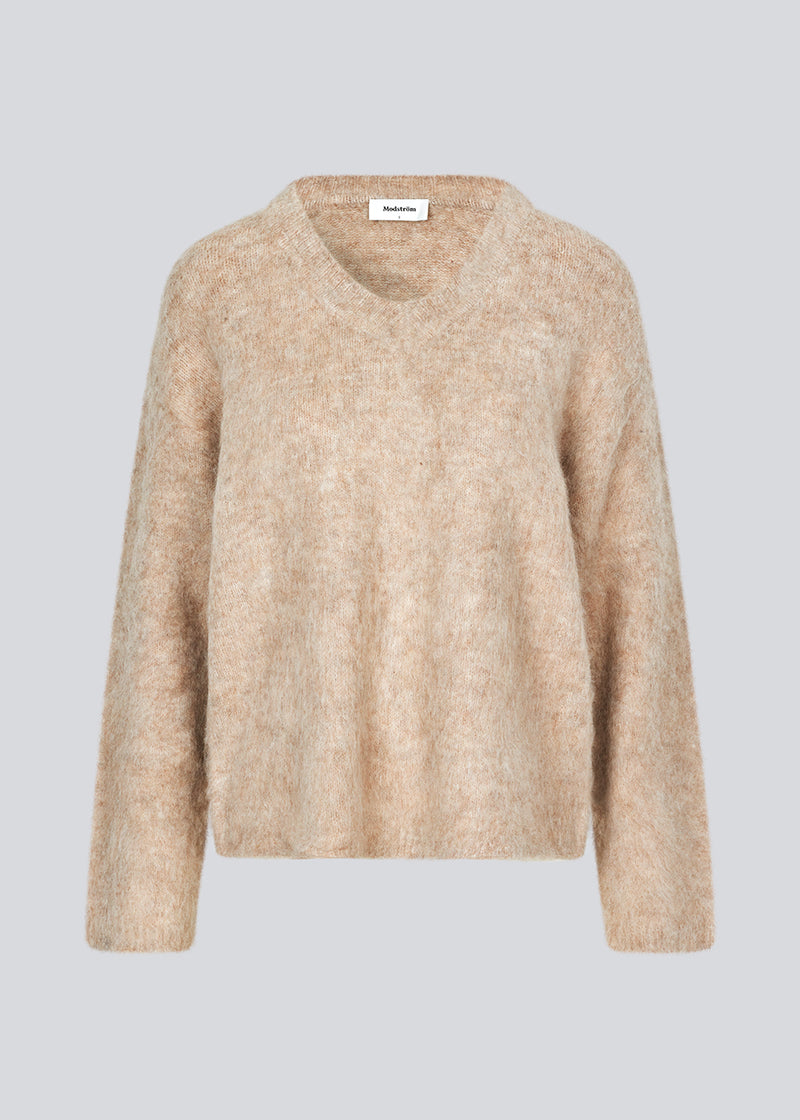 Soft knit in beige with a V-neck. KaneMD v-neck has a loose fit and dropped shoulders.