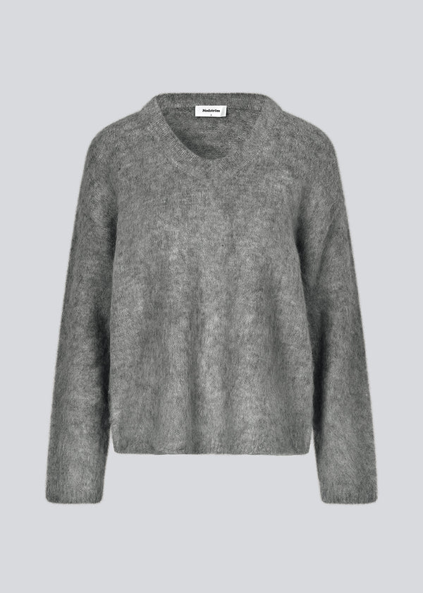 Soft knit in dark grey with a v-neck. KaneMD v-neck has a loose fit and dropped shoulders.