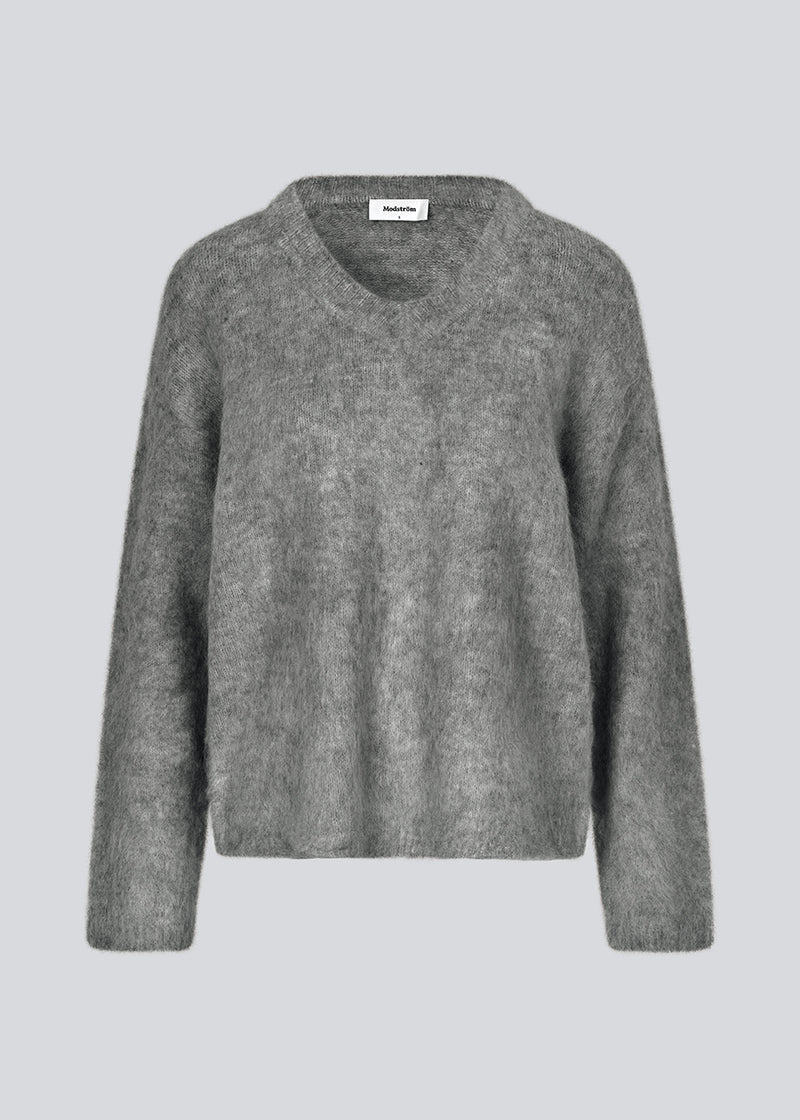 Soft knit in dark grey with a v-neck. KaneMD v-neck has a loose fit and dropped shoulders.
