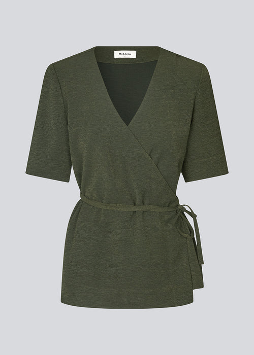 Wrap top with short loose sleeves in a dark green color. KarliMD top is closed in the side with a tieband.