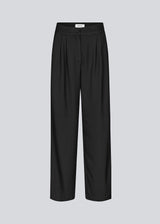 Suit pants in a structured material wide legs and pleats at the top. KarterMD pants in Black has a medium-high waist, zipper, side pockets and paspoil pockets in the back.