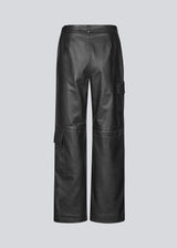 Loose pants with wide legs in lamp leather. KeenMd pants has sidepockets and pockets on the thigh and at the knee.