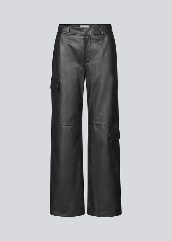 Loose pants with wide legs in lamp leather. KeenMd pants has sidepockets and pockets on the thigh and at the knee.