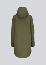 A warm water repellent wintercoat in dark green with a high collar and hood. Keller coat has a hidden button and zipper closure at the front, along with zipped pockets. The coat has a relaxed silhouette with an adjustable elastic at the waist. The filling is a sustainable polyester padding with an extra high insulation ability.
