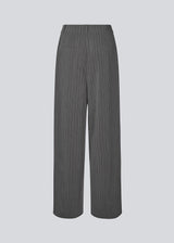 Pants in grey pinstripe with wide legs. KemmaMD pants has side pockets, a medium high waist, zipper and paspoil back pockets.